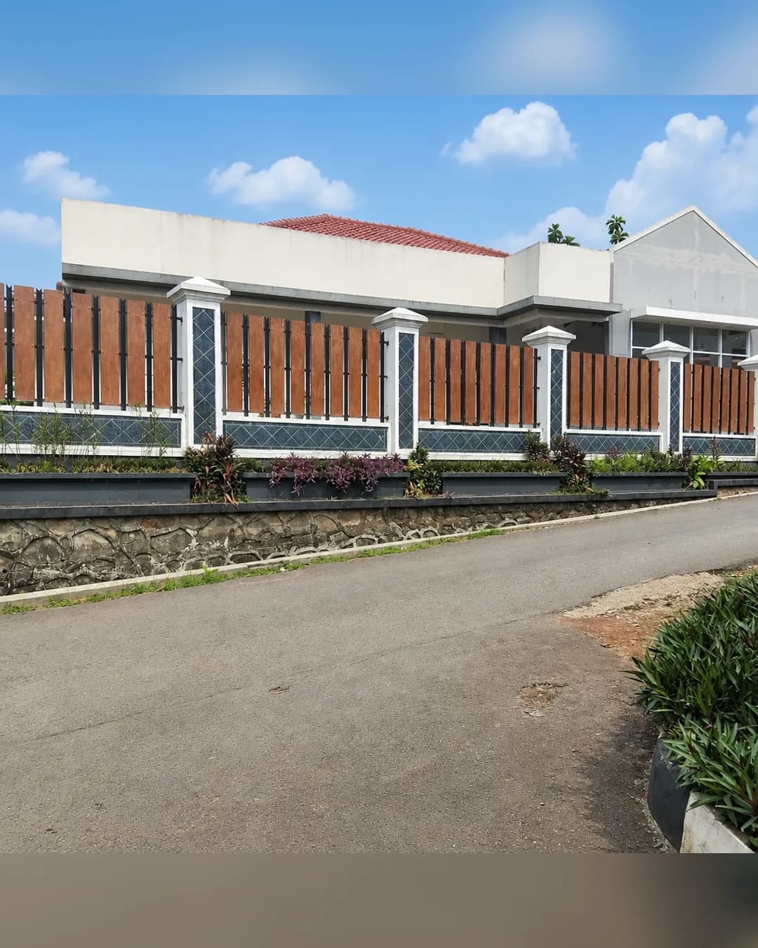 Foto 2 Rumah Dijual di Karang Tengah di Karang Tengah